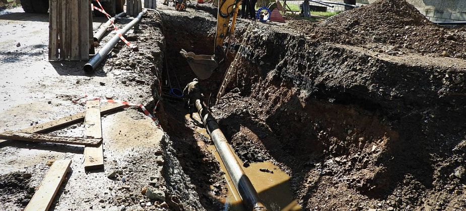 Продолжать ремонт главного водовода будет та же фирма, которая его начала