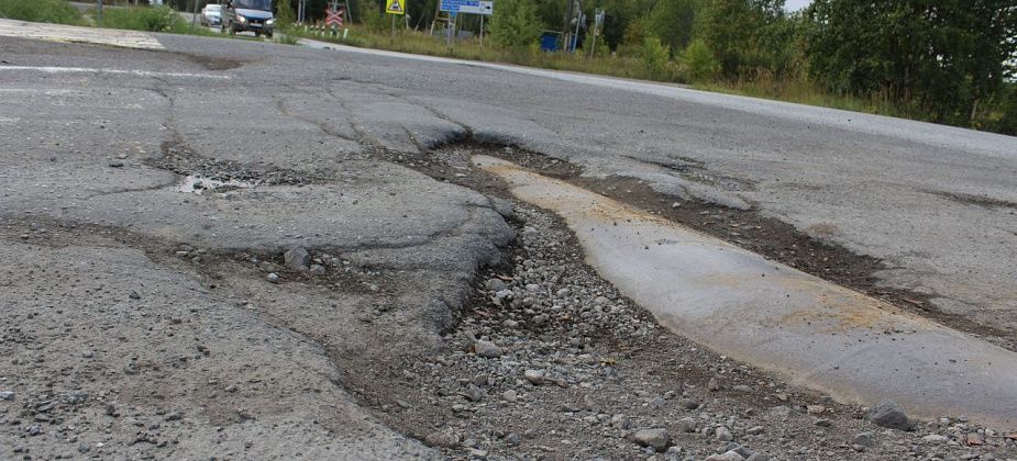 Работники «УКХ» вернулись к поискам фирмы, которая залатает городские дороги