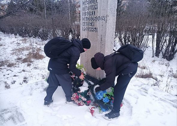 Карпинские школьники почистили от снега мемориал погибшим в ВОВ заводчанам и возложили к нему цветы