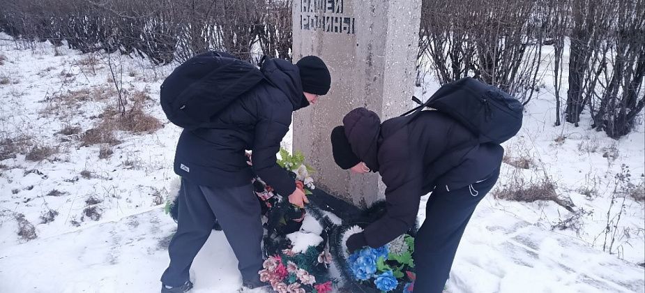 Карпинские школьники почистили от снега мемориал погибшим в ВОВ заводчанам и возложили к нему цветы