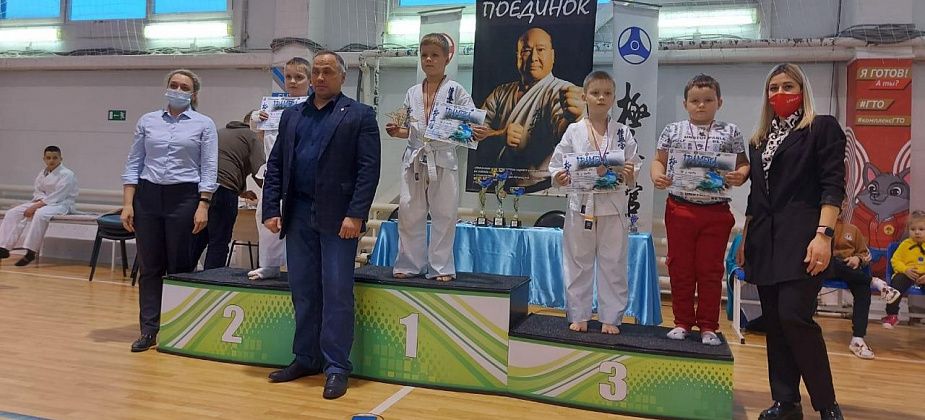 Спортсмены из карпинской областной федерации «Карат» заняли 10 призовых мест в Первенстве по карате 