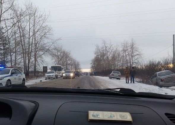 Рядом с Карпинском столкнулись иномарка и автобус