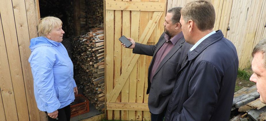 Чиновники пообещали жителям двухэтажных домов отопление и “окошки в сараях”