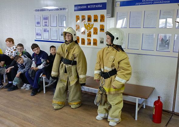 Отдыхающим в школьном лагере детям показали, как выглядит работа пожарных