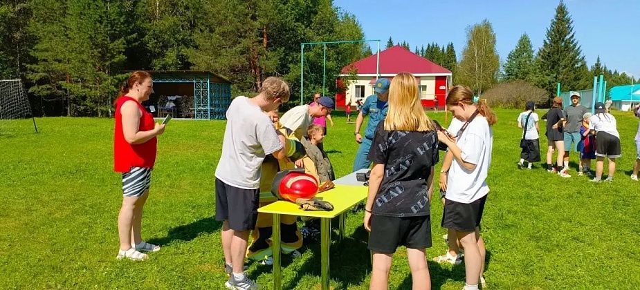 Карпинские пожарные провели для отдыхающих в «Светлячке» тематическую эстафету