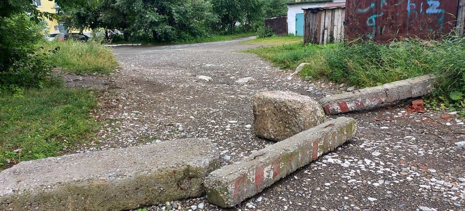 Жители дома №34 по улице Куйбышева просят убрать бетонные блоки, которые блокируют проезд за домом