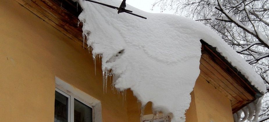 Мэрия предупреждает горожан о падении снега с крыш домов