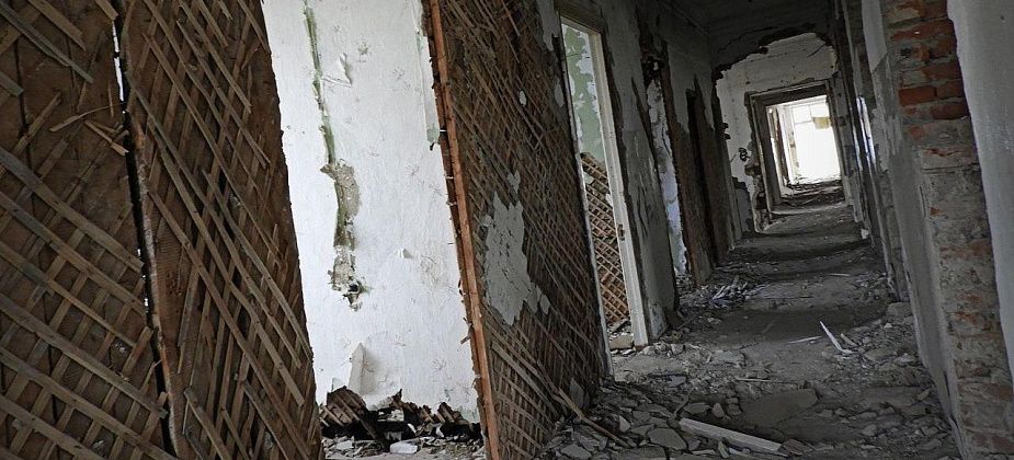 Карпинская фирма «АрмДорСтрой» приобрела разрушенное здание СЭС