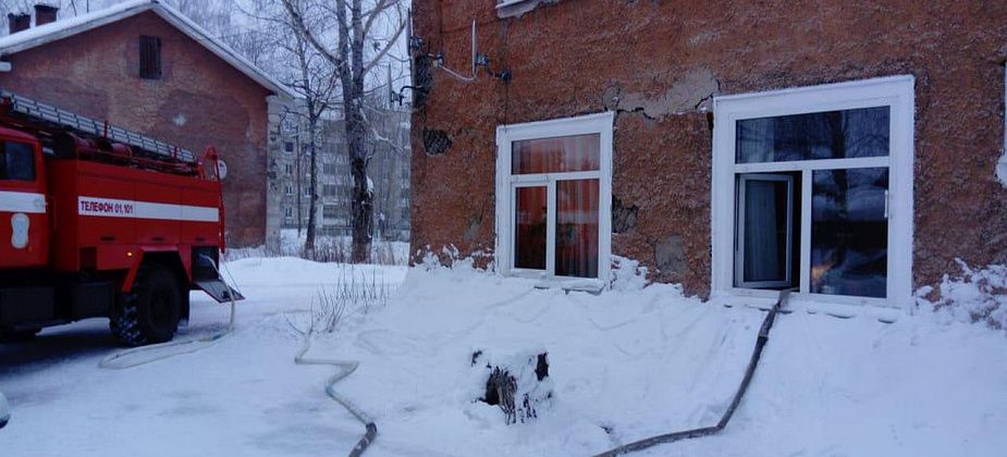 Карпинские пожарные ликвидировали тление двухэтажного дома