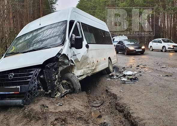На трассе между Карпинском и Краснотурьинском столкнулись микроавтобус и легковушка