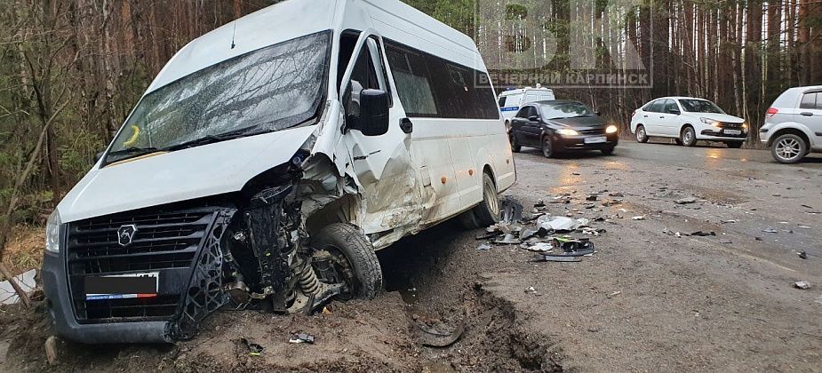 На трассе между Карпинском и Краснотурьинском столкнулись микроавтобус и легковушка