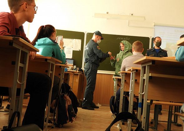 Карпинских школьников научили надевать ОЗК и пользоваться огнетушителем