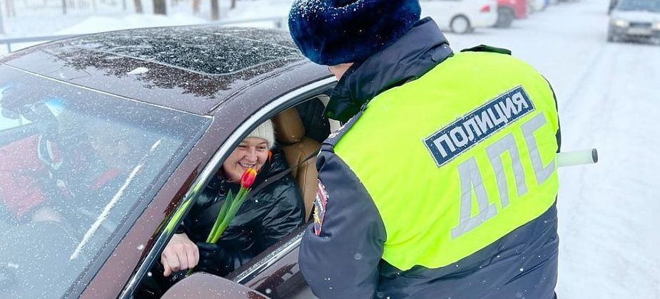 Сотрудники ГИБДД останавливали автомобили, чтобы подарить девушкам цветы