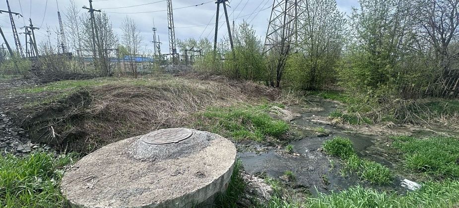 Возле борта разреза изливается канализация