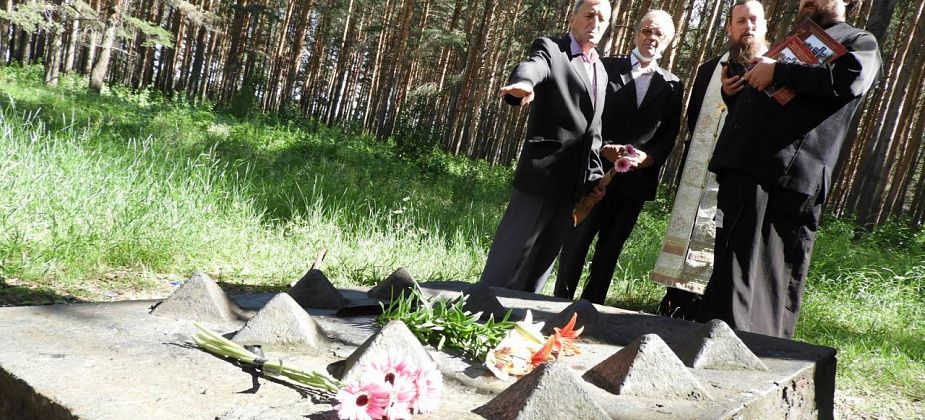 В Карпинске освятили старый мемориальный знак репрессированным