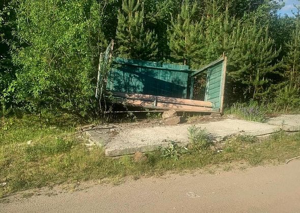 Возле садов 154-го квартала уже месяц валяется перевернутая автобусная остановка