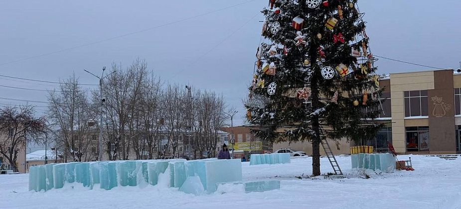 На центральную площадь Карпинска уже завезли стройматериалы для ледового городка