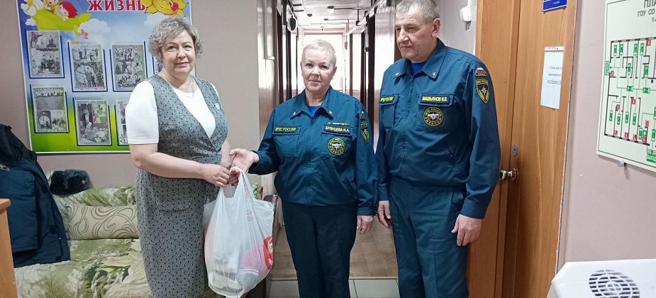 Карпинские пожарные подарили вещи для воспитанников социально-реабилитационного центра 