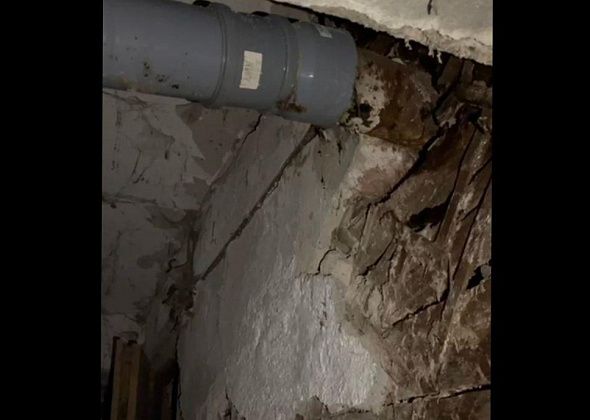 В УК «Дом» прокомментировали ситуацию с утечкой водопровода в жилом доме по улице Мира
