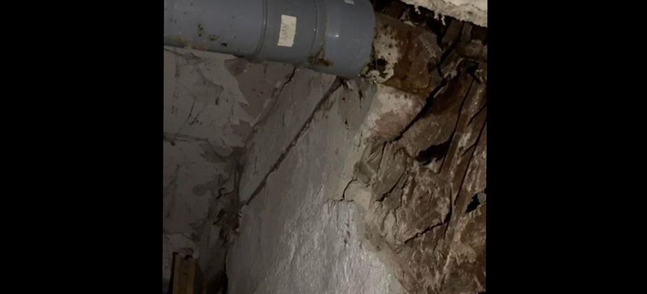 В УК «Дом» прокомментировали ситуацию с утечкой водопровода в жилом доме по улице Мира