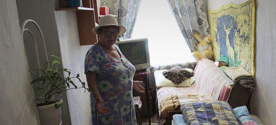 Пенсионерка, которая жила в коридоре из-за плесени, вернулась в свою квартиру