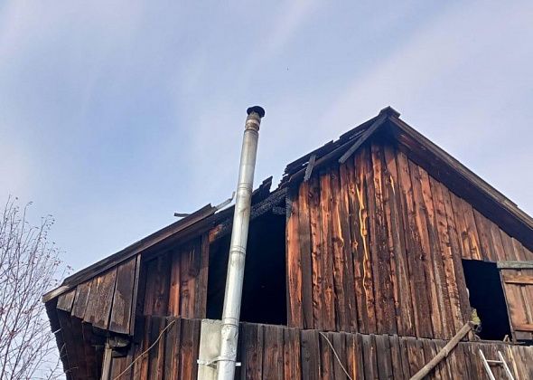 В Карпинске чуть не сгорел деревянный дом. Пожарные не дали огню разгореться