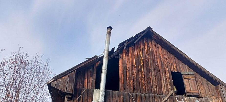 В Карпинске чуть не сгорел деревянный дом. Пожарные не дали огню разгореться