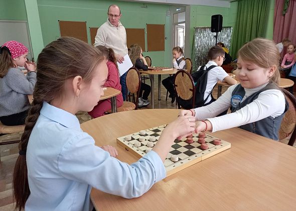 Ученики начальных классов школы №6 соревновались в шашках