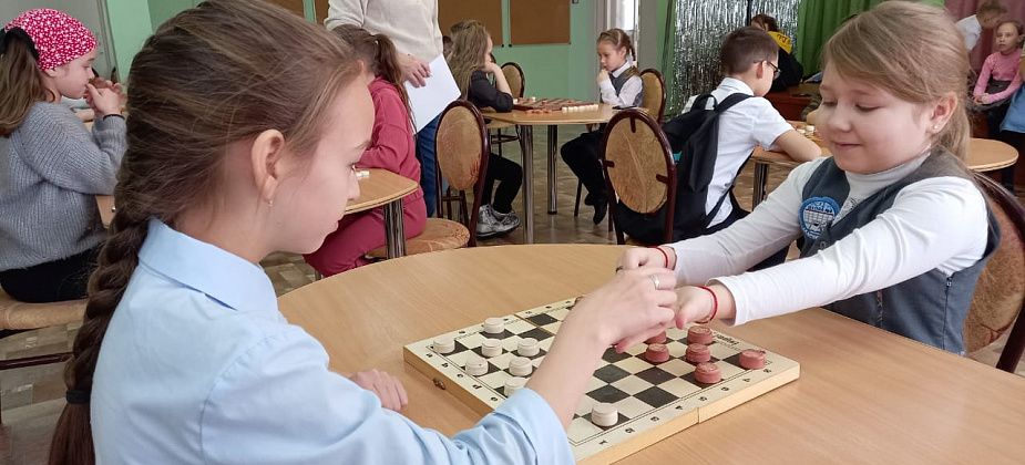 Ученики начальных классов школы №6 соревновались в шашках