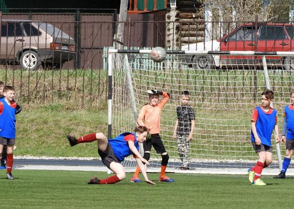 В Карпинске проходят соревнования по футболу среди школьников «Кожаный мяч»