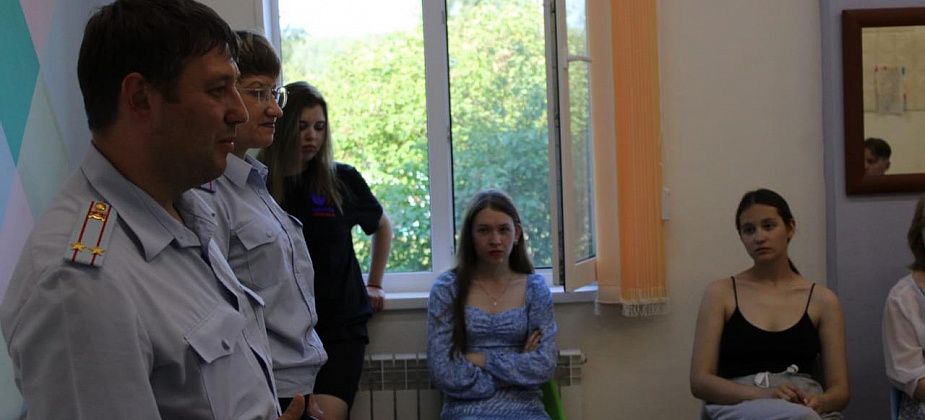 Полицейские рассказали отдыхающим в «Светлячке» детям о вреде наркотиков и не только