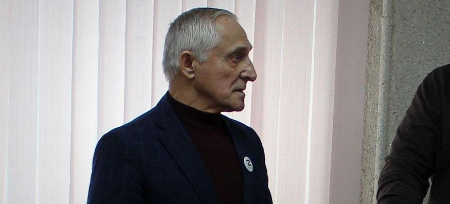 Тренер и руководитель ХФК «Спутник» Олег Свешников получил грамоту от спорткомитета Госдумы