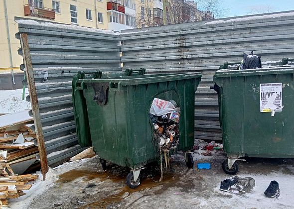 В Карпинске загорелся пластиковый бак для мусора