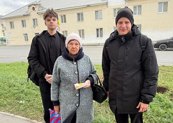 Волонтеры школы №16 поздравили пожилых карпинцев с Днем пенсионера