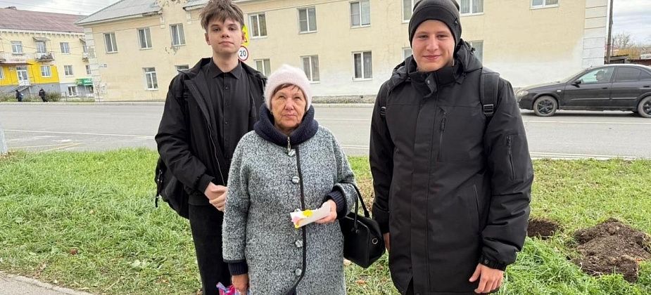 Волонтеры школы №16 поздравили пожилых карпинцев с Днем пенсионера