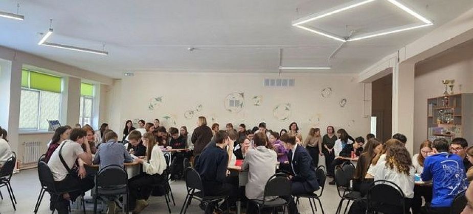 Карпинский избирком организовал для школьников игру в политические дебаты