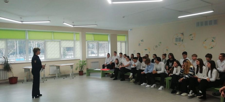 Старшеклассникам школы №6 рассказали о работе правоохранителей и позвали работать в полицию
