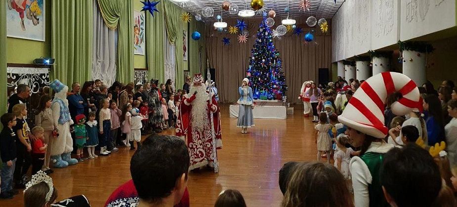 Игры с Дедом Морозом и «Бременские музыканты». Как в Карпинске прошли городские елки
