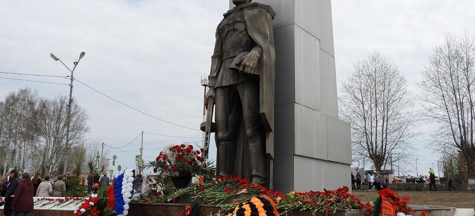 Тысячи карпинцев встретили День Победы, выйдя на праздничное шествие 