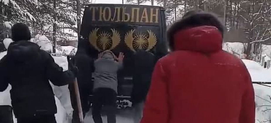 В Карпинске на кладбище во время похорон в снегу увязли автомобили. Кто виноват
