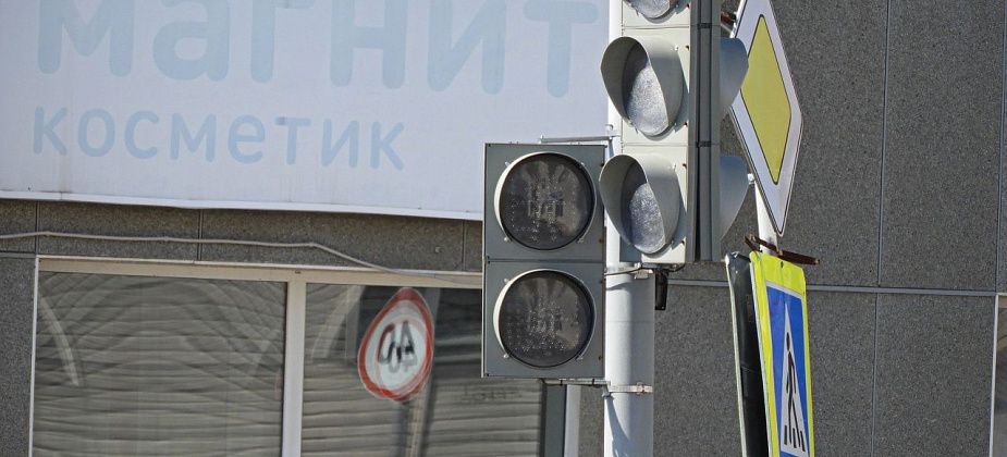 В «УКХ» объяснили, почему в Карпинске не работают светофоры и для кого днем горят фонари