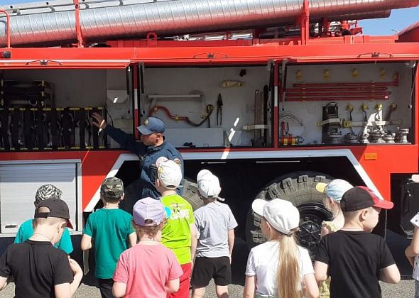 Карпинские пожарные рассказали дошколятам о своей профессии