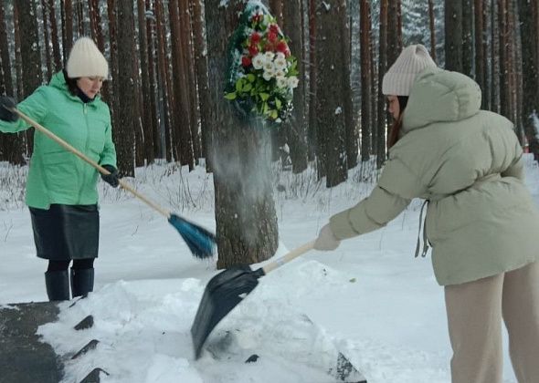 Сотрудники музея привели в порядок памятники в Комсомольском парке