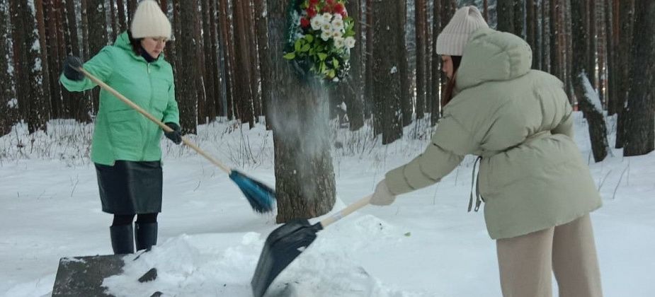 Сотрудники музея привели в порядок памятники в Комсомольском парке