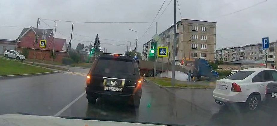 На Почтамтской у грузовика на ходу рвануло колесо