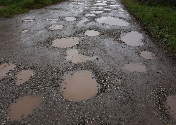 На городские дороги высыпят почти 350 кубов щебня
