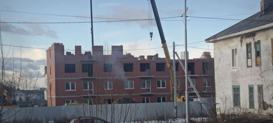 Строительство дома на Колхозной продолжается. Но по-прежнему без обещанного финансирования