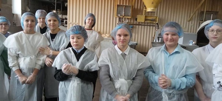 Карпинские школьники сходили на экскурсию в местный хлебокомбинат