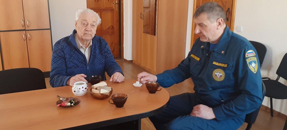 Карпинские пожарные поздравили ветеранов гражданской обороны