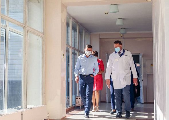Евгений Куйвашев проверил, как выполняются его поручения по ремонту больниц в Первоуральске и Ревде